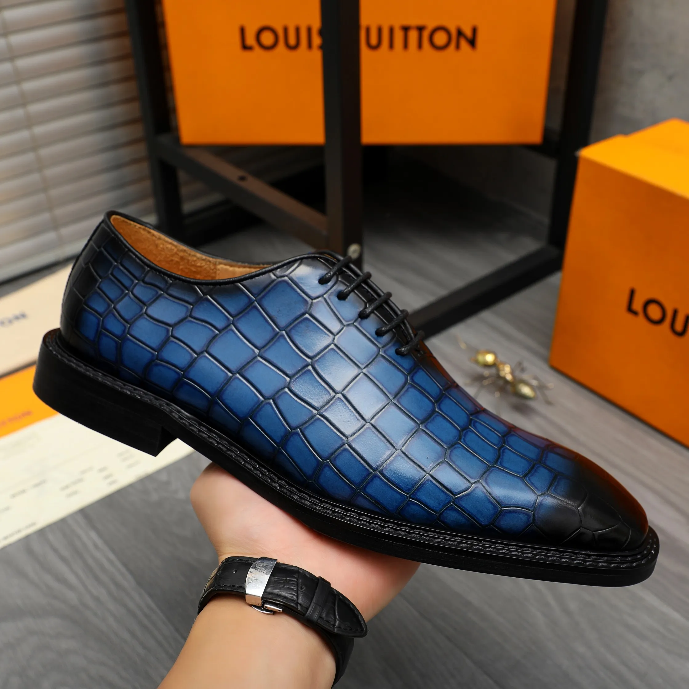 Men's shoes 💰p480 Product trademark: LV (Louis Vuitton) business lace-up leather shoes Regular size: 38-45 (45 is custom-made and non-returnable) Product materials: Selected high-quality color-grabbed stone grain cowhide upper, cowhide lining, rubber outsole